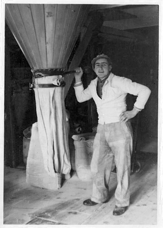 Wilhelm Frießinger steht in der Mühle Wilhelm Frießinger steht in der Mühle